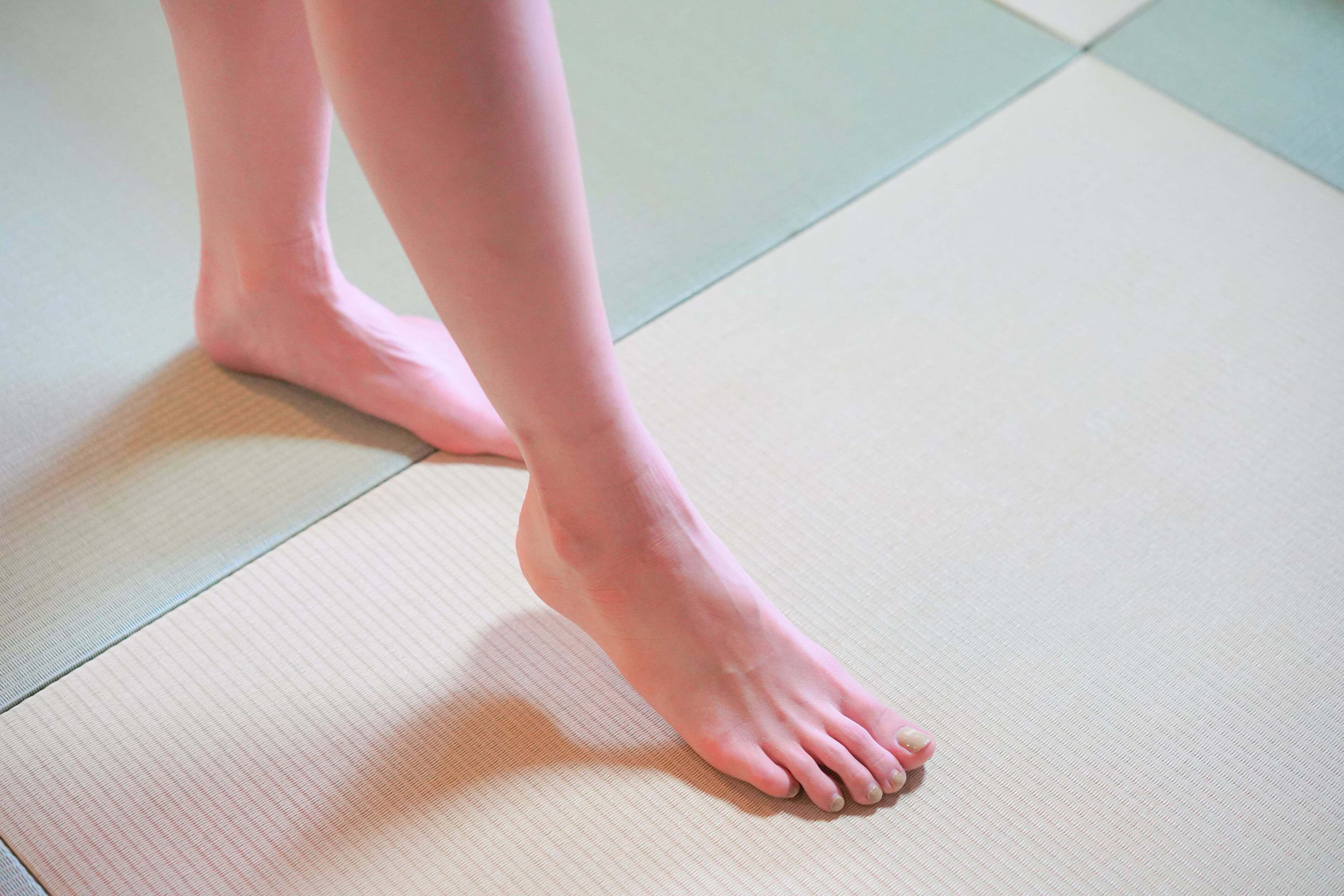 Les pieds nus d'une personne sur un tatami.