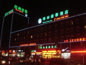 Fachada de la propiedad por la tarde o noche