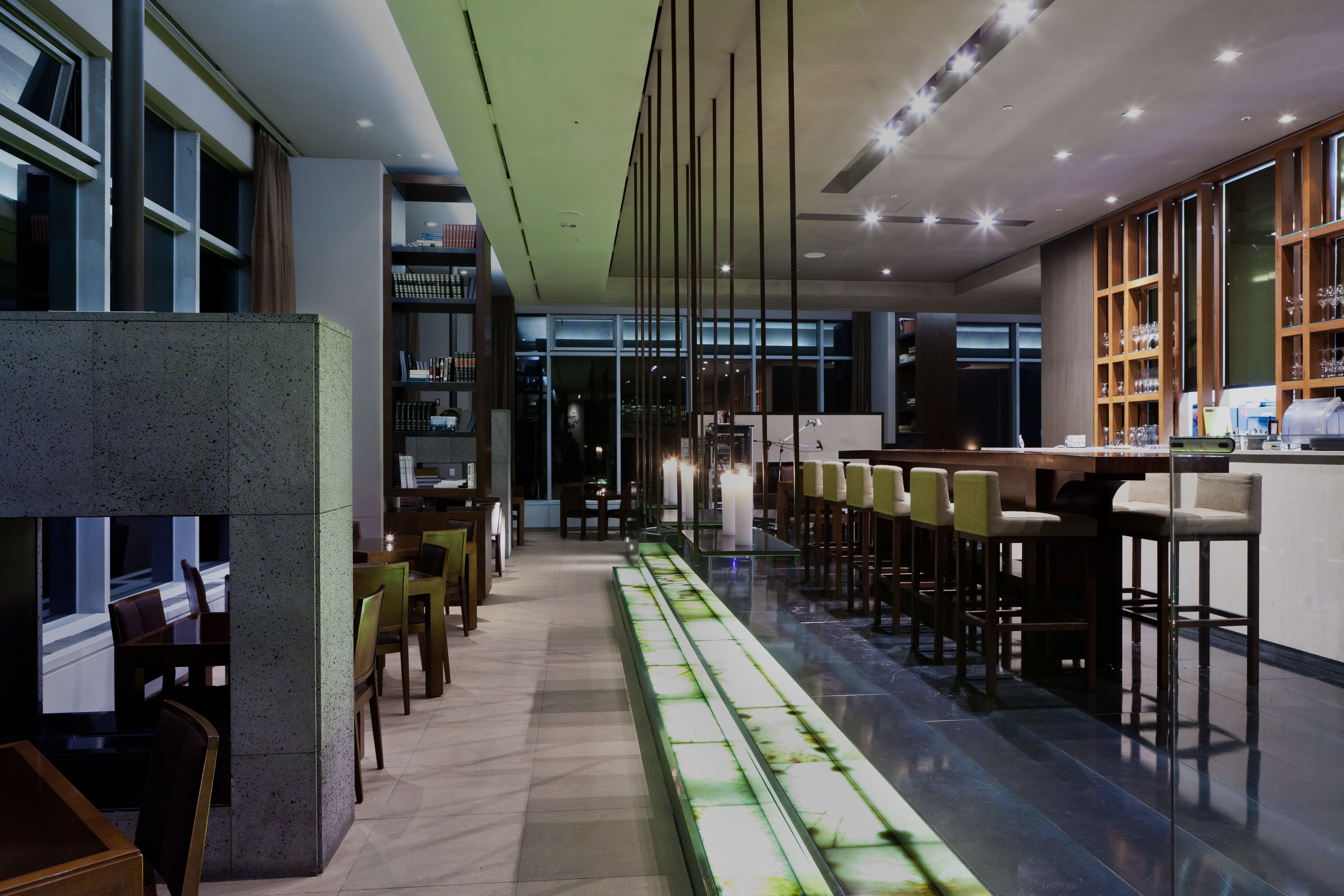 2 restaurants, breakfast, lunch, dinner served; international cuisine