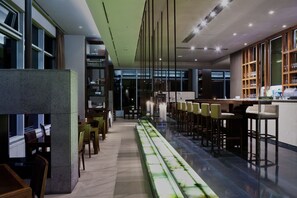 2 restaurantes; se sirven desayunos, almuerzos y cenas