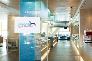 2 restaurants, spécialités Cuisine internationale