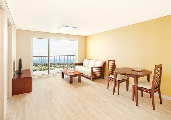 Deluxe Room (Hotel type, No kitchenette) | 1 bedroom, soundproofing, bed sheets