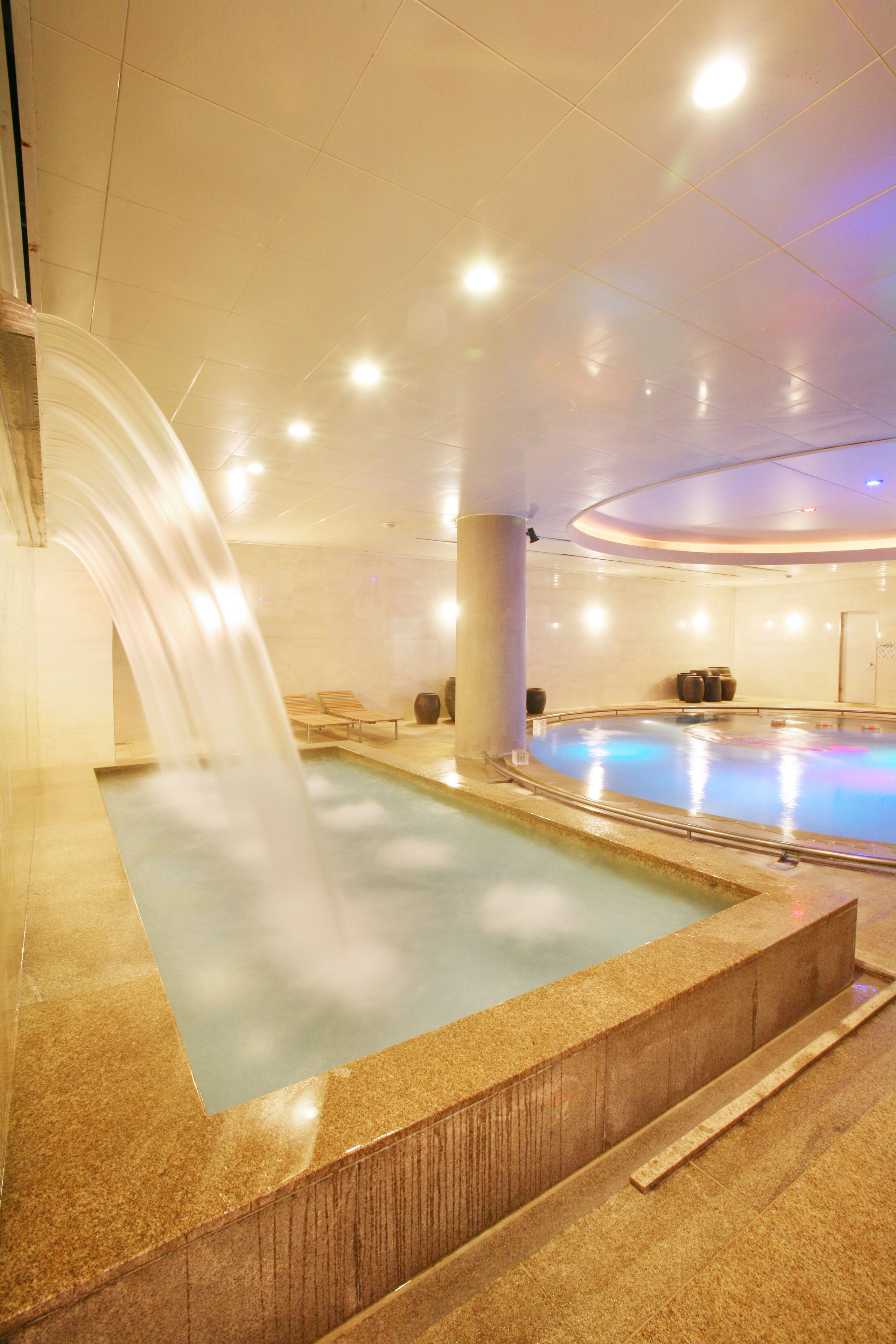 Indoor spa tub