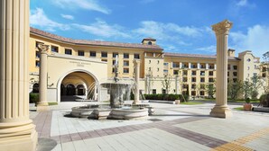 A courtyard with a fountain, columns, and a building labeled "Manhwa Resort." - Hanwha Resort Seorak Sorano (Sokcho)