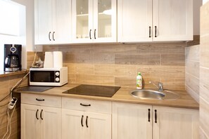 Refrigerador, placa de cocina, cafetera/tetera, tetera/pava eléctrica