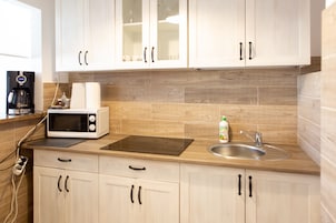 Cafetera/tetera, refrigerador, placa de cocina, tetera/pava eléctrica