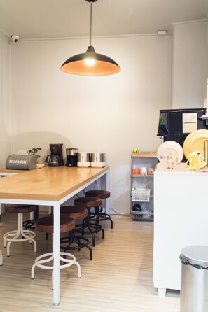 Free daily continental breakfast - 24 Guesthouse Jongno Tower (Seoul)