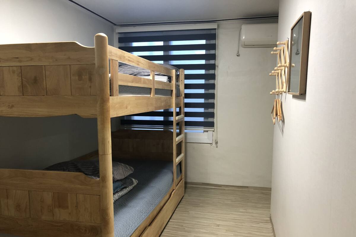 트리플룸 (1 Bunk bed, 1 Slide bed) | 고급 침구, 암막 커튼, 무료 WiFi