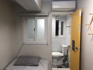 Ropa de cama de alta calidad, cortinas blackout y wifi gratis