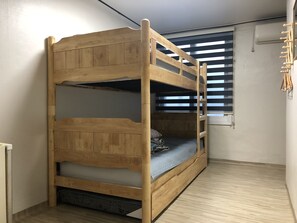 Trippelrum (1 Bunk bed, 1 Slide bed) | Sängtillbehör av högsta kvalitet, mörkläggningsgardiner och gratis wi-fi