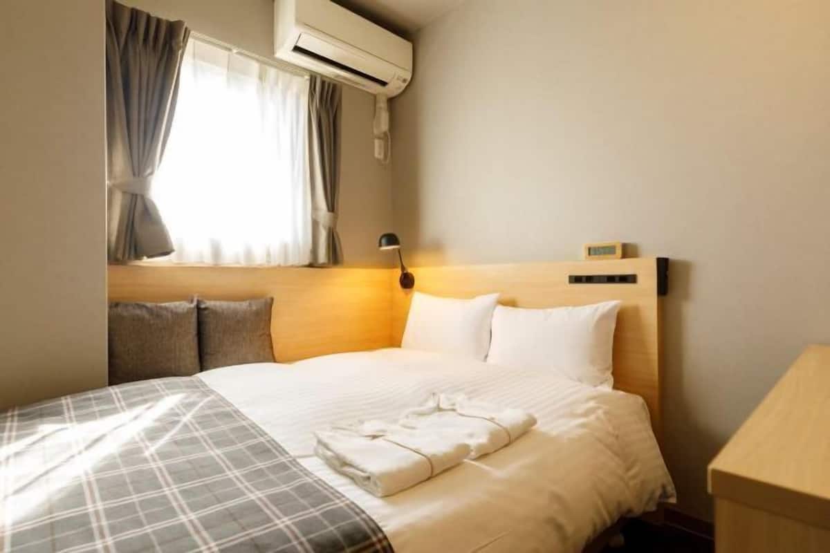 Laptop workspace, blackout drapes, iron/ironing board, free WiFi