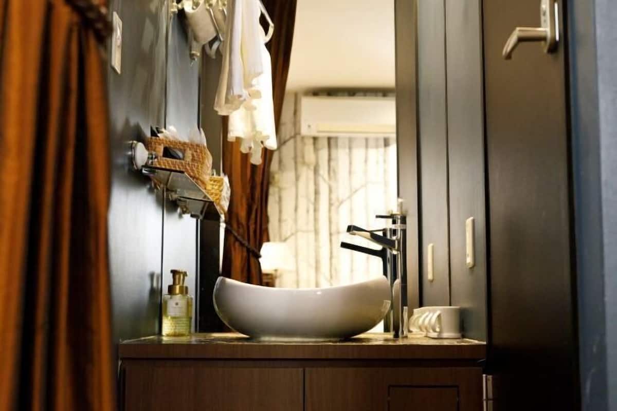 Bathroom | Combined shower/tub, free toiletries, hair dryer, slippers