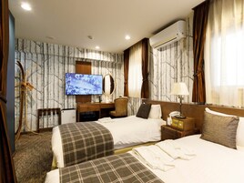 Laptophoz jól használható munkafelület és sötétítőfüggöny