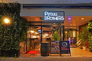 Petit déjeuner et dîner servis sur place, spécialités Cuisine fusion