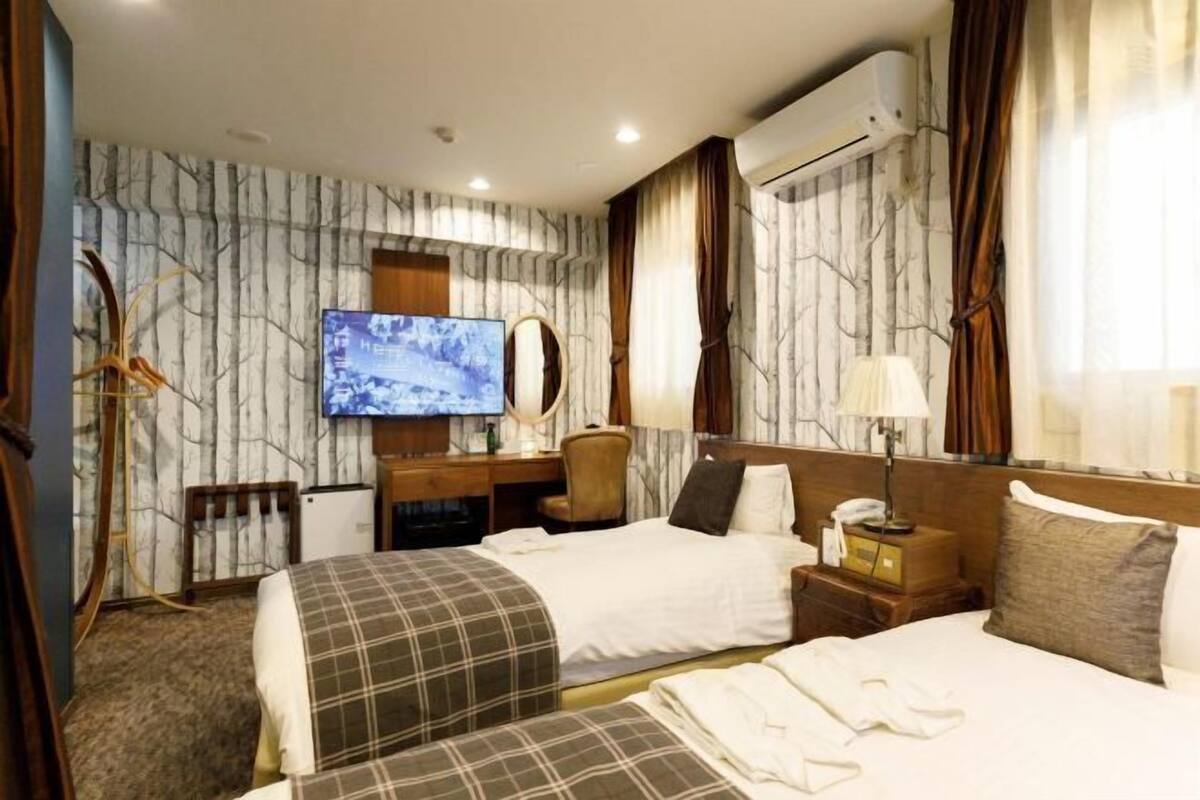 1 habitación, espacio para trabajar con laptop y cortinas blackout