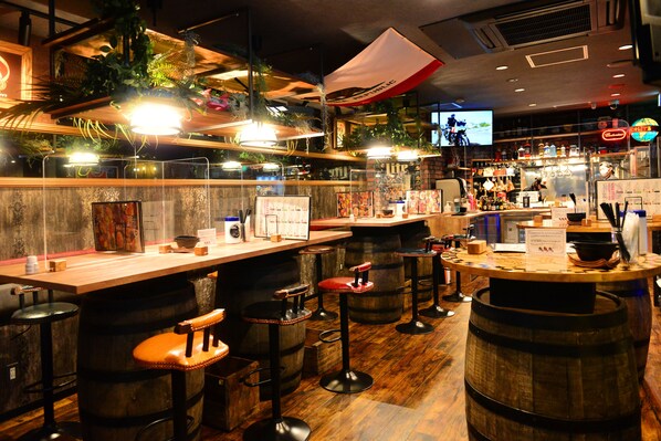 Petit déjeuner et dîner servis sur place, spécialités Cuisine fusion