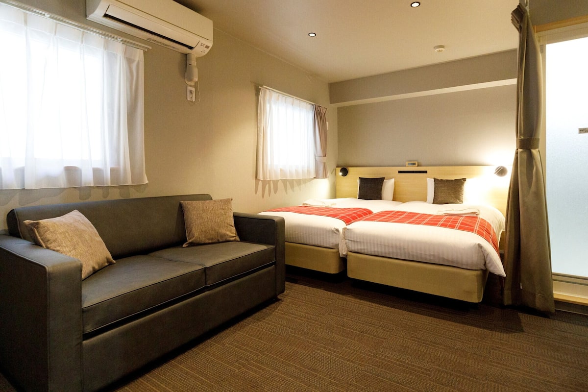Laptop workspace, blackout drapes, iron/ironing board, free WiFi