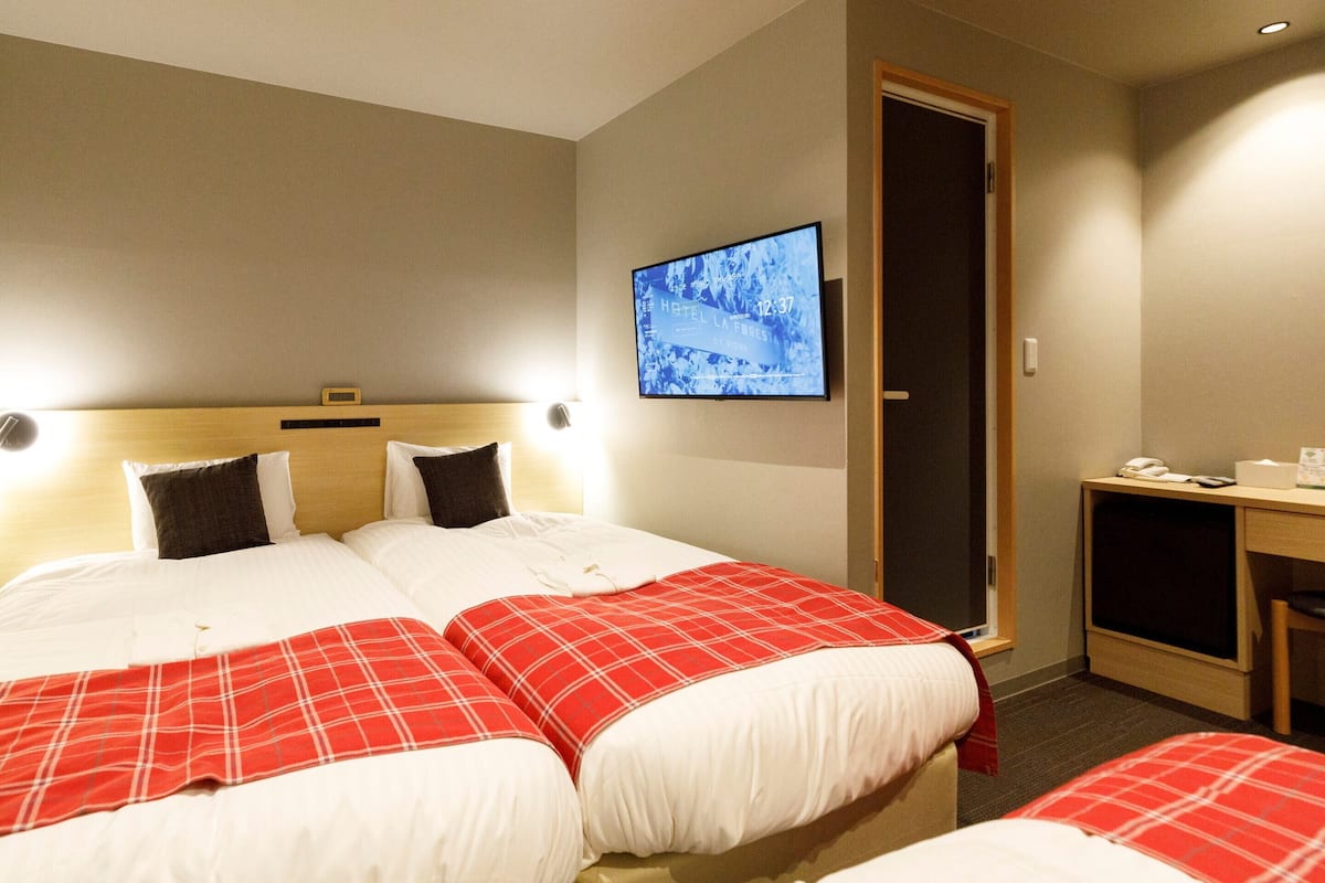 Laptop workspace, blackout drapes, iron/ironing board, free WiFi