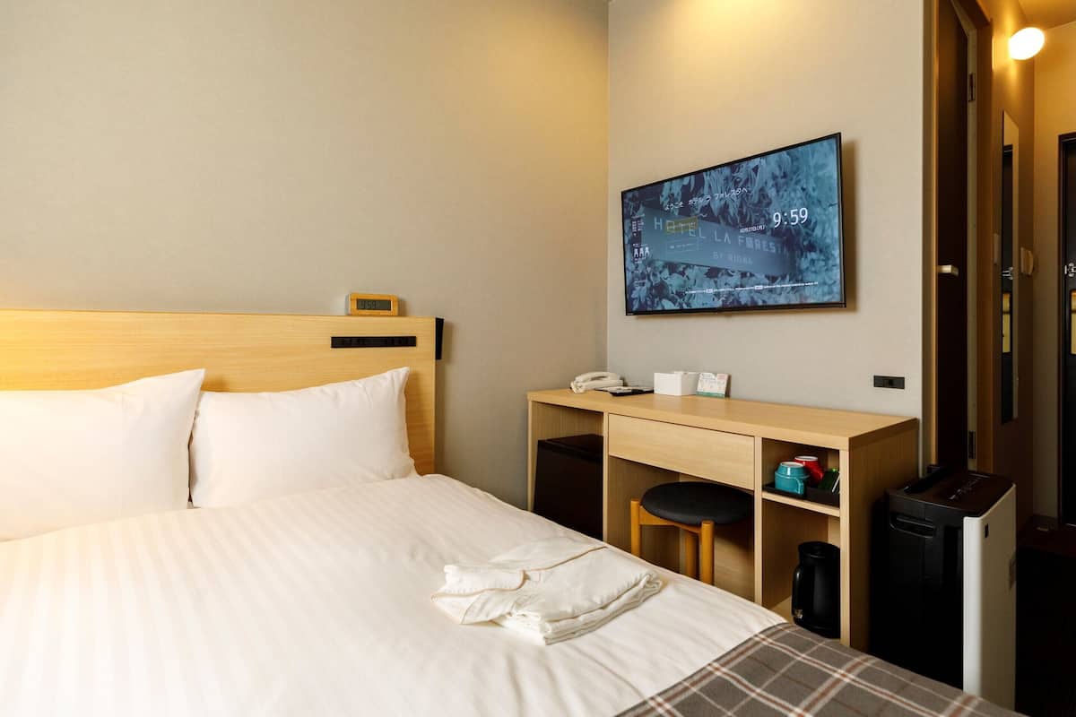 Laptop workspace, blackout drapes, iron/ironing board, free WiFi