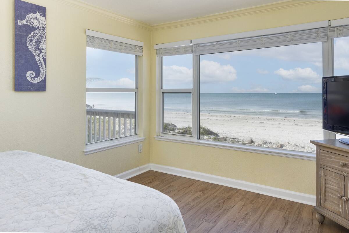 Villa, Multiple Beds (2 queen beds and 1 sleeper sofa) | Iron/ironing board, cribs (free), WiFi (free), bed sheets