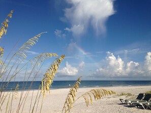 Plage, chaises longues, parasols, serviettes de plage