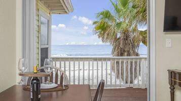 Villa, Multiple Beds (2 queen beds and 1 sleeper sofa) | In-room dining