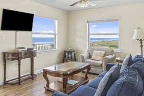 Villa, varias camas (2 queen beds and 1 sleeper sofa) | Área de sala de estar | Televisión de pantalla plana 