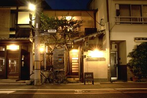 住宿正面 (夜晚)