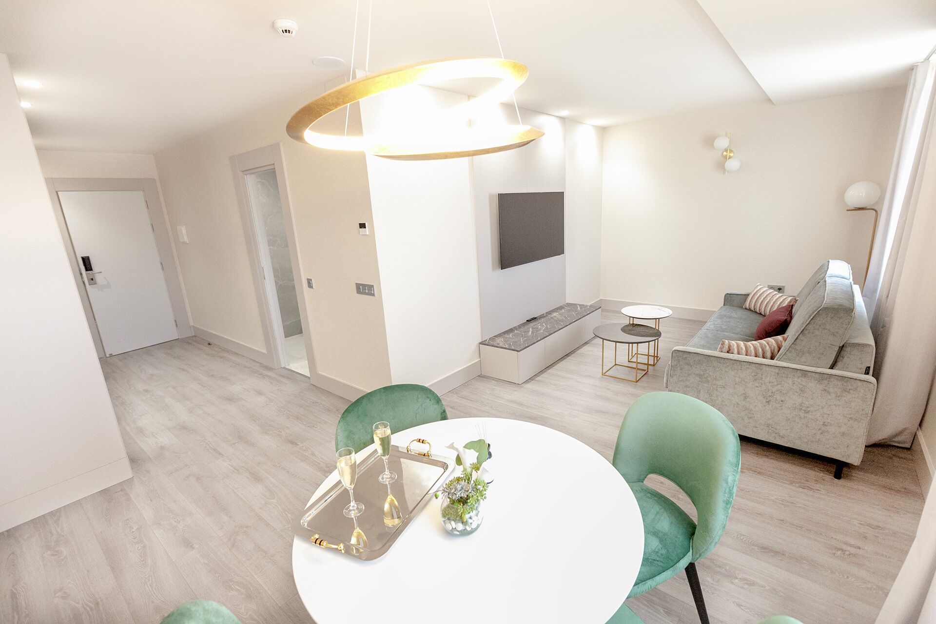 deluxe studio suite | living area | flat-screen tv