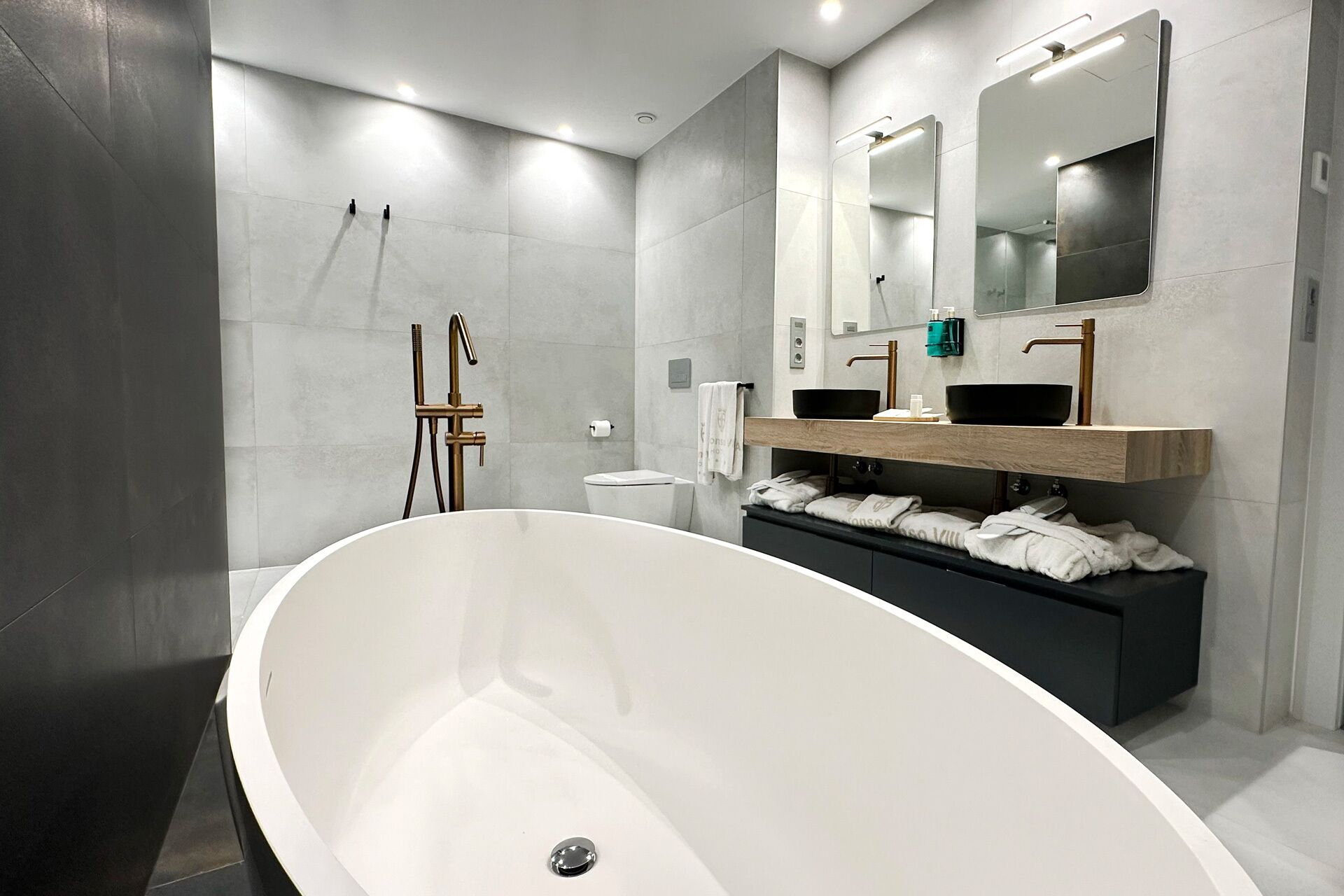 panoramic suite | bathroom | bathtub, free toiletries, hair dryer, bidet