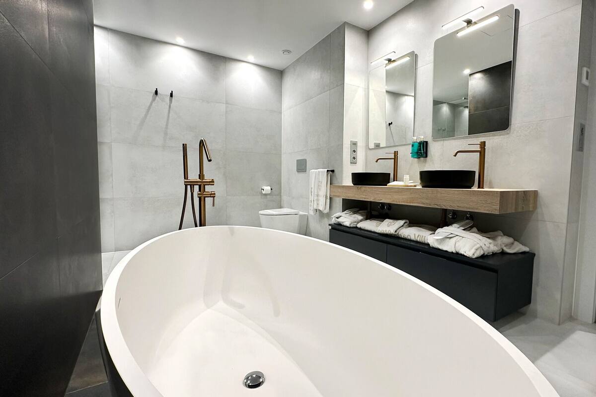 panoramic suite | bathroom | bathtub, free toiletries, hair dryer, bidet