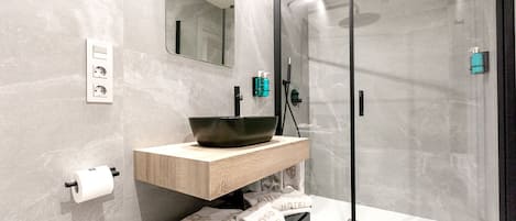 Bañera, artículos de tocador gratuitos, secador de pelo, bidet