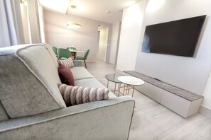 Deluxe Studio Suite | Living area | Flat-screen TV - Alfonso VIII (Soria)