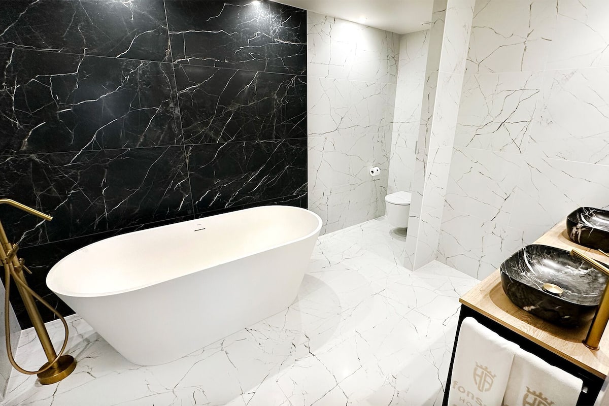 deluxe studio suite | bathroom | bathtub, free toiletries, hair dryer, bidet