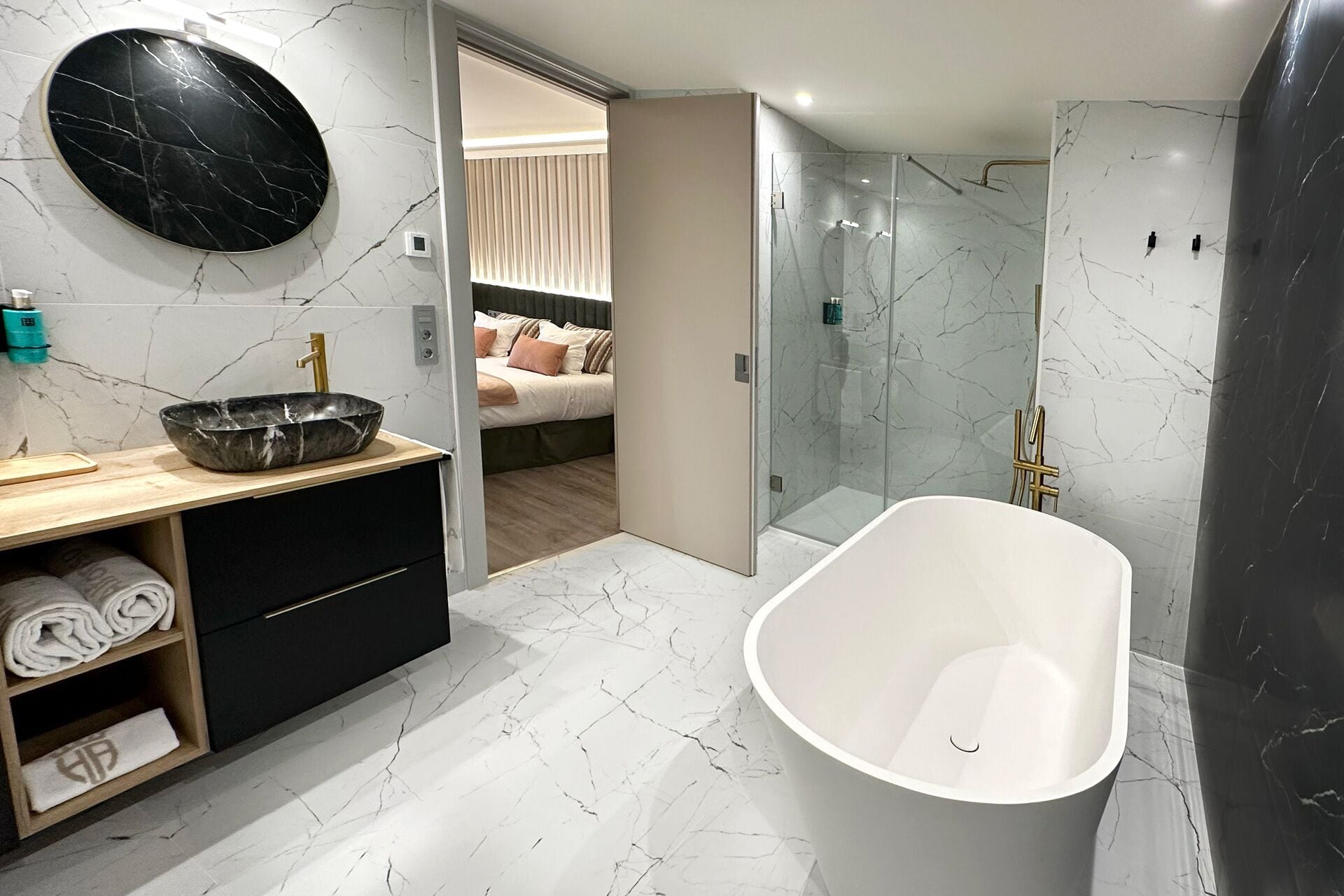 deluxe studio suite | bathroom | bathtub, free toiletries, hair dryer, bidet