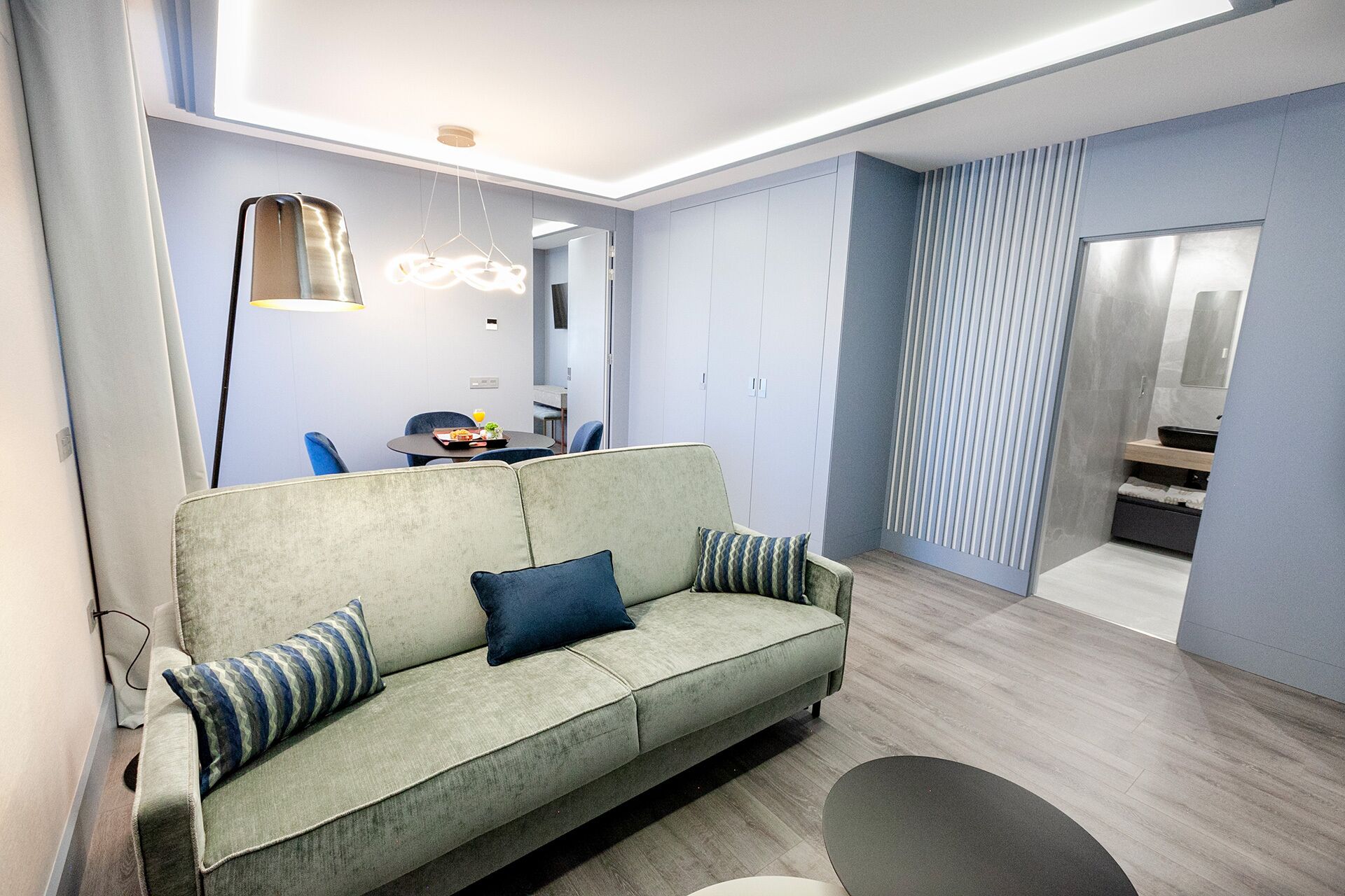 panoramic suite | living area | flat-screen tv