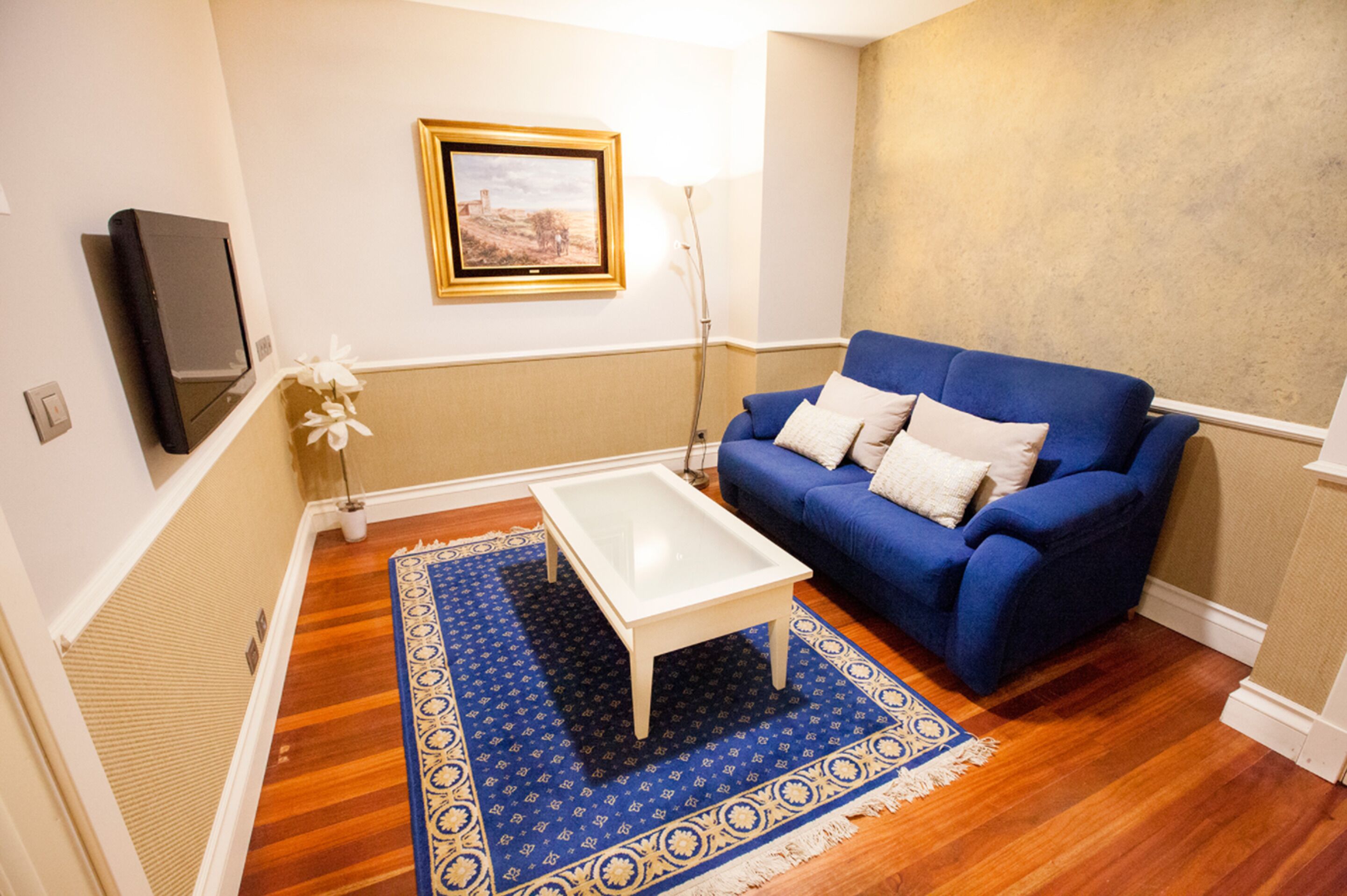 junior studio suite (double room + living room) | living room | flat-screen tv