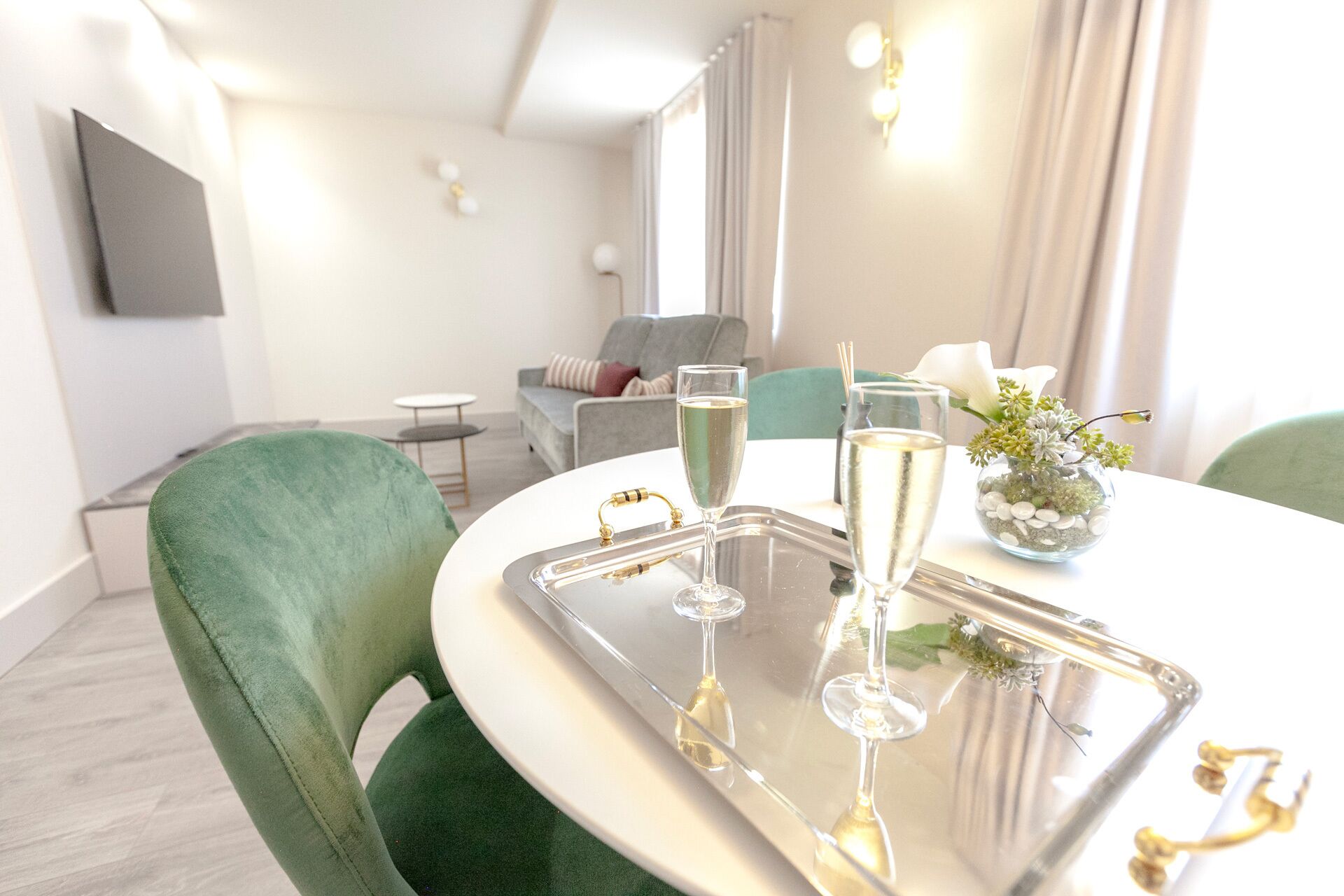 deluxe studio suite | living area | flat-screen tv