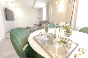 Deluxe Studio Suite | Living area | Flat-screen TV - Alfonso VIII (Soria)