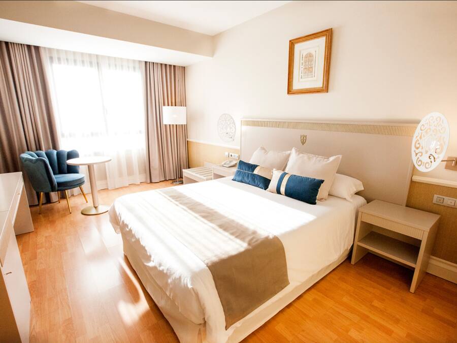 Minibar, in-room safe, soundproofing, WiFi