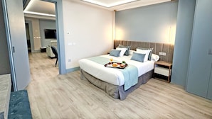 A modern hotel room with a large bed, bedside tables, a desk, and a chair. - Alfonso VIII (Soria)