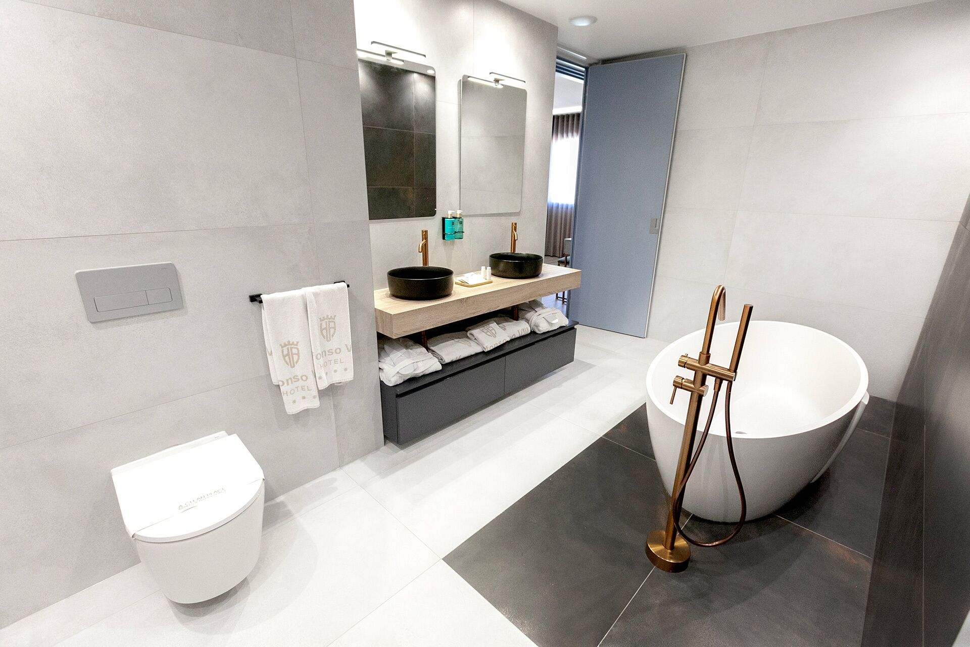 panoramic suite | bathroom | bathtub, free toiletries, hair dryer, bidet