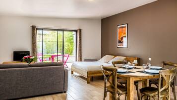 Comfort Studio Suite, 1 Queen Bed with Sofa bed, Non Smoking, Terrace | Soundproofing, iron/ironing board, free WiFi, bed sheets