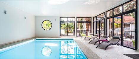 Piscine couverte, accès possible de 07 h 30 à 20 h 00, chaises longues
