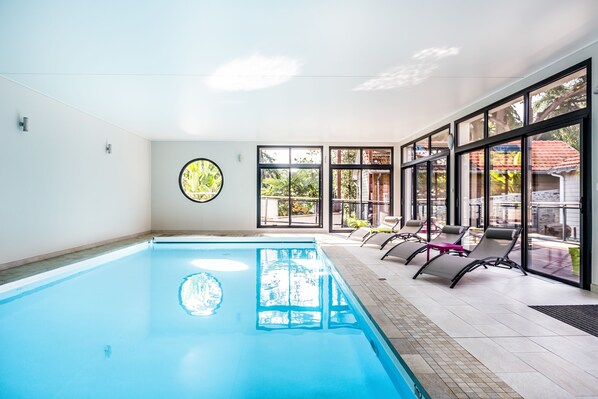 Piscine couverte, accÚs possible de 07 h 30 à 20 h 00, chaises longues