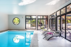 Piscina interna, funciona das 7h30 às 20h, espreguiçadeiras