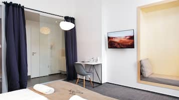 تجهيزات عازلة للصوت ومكواة/لوح كي وواي فاي مجانًا وملاءات أسرّة