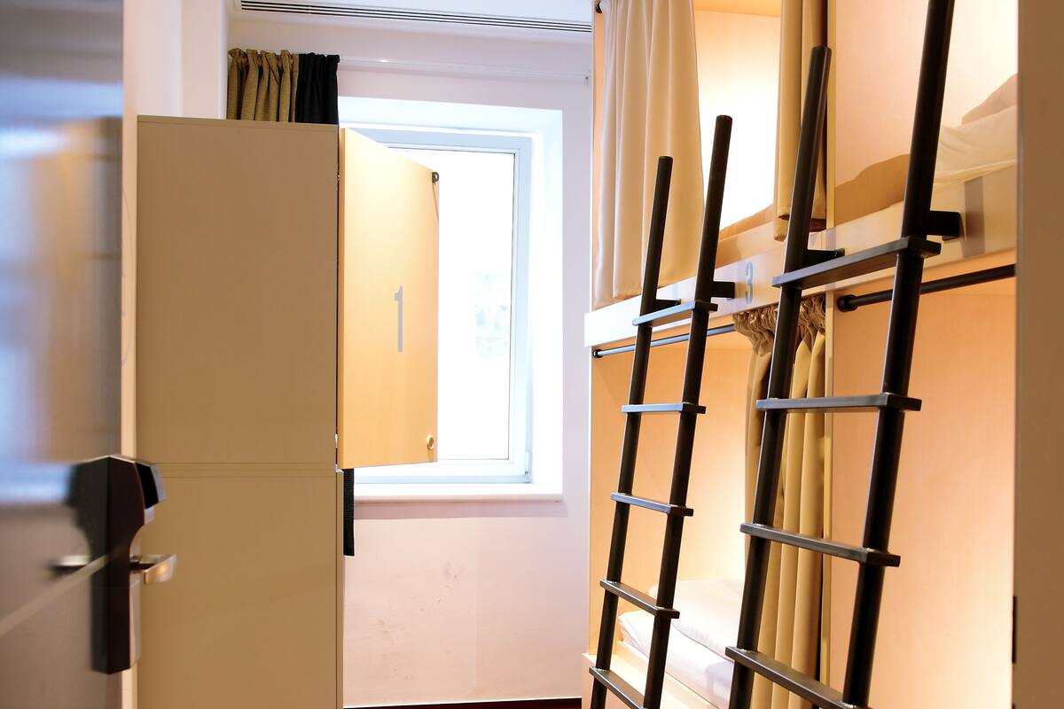One Bed in 4-Bed Dormitory | 防音設備、アイロン / アイロン台、WiFi (無料)、ベッドシーツ
