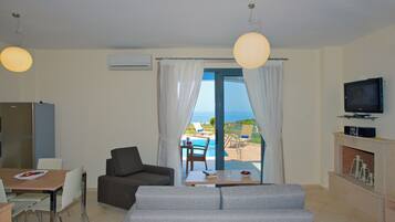 Two Bedroom Villa with Private Pool & Sea View | 1 dormitorio, ropa de cama de alta calidad, caja fuerte y escritorio