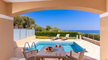 Two Bedroom Villa with Private Pool & Sea View | 1 kamar tidur, seprai premium, brankas, dan meja kerja